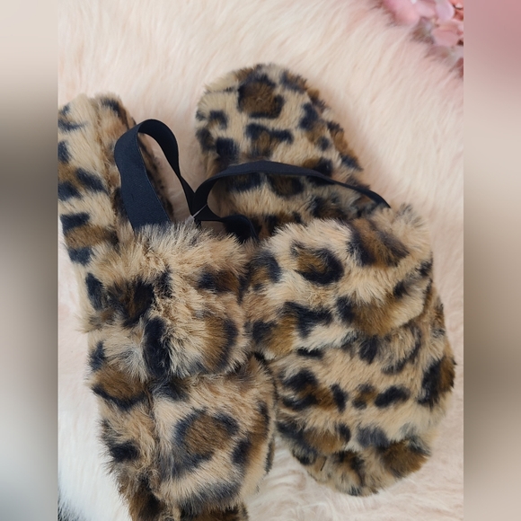 Jenni Leopard Slippers | Fuzzy Leopard Design | Comfy & Cozy - Picture 5 of 6